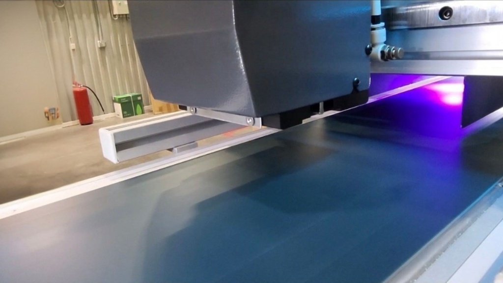 Печатающая головка наносит коды Data Matrix на линии маркировки товаров на складе Tablogix