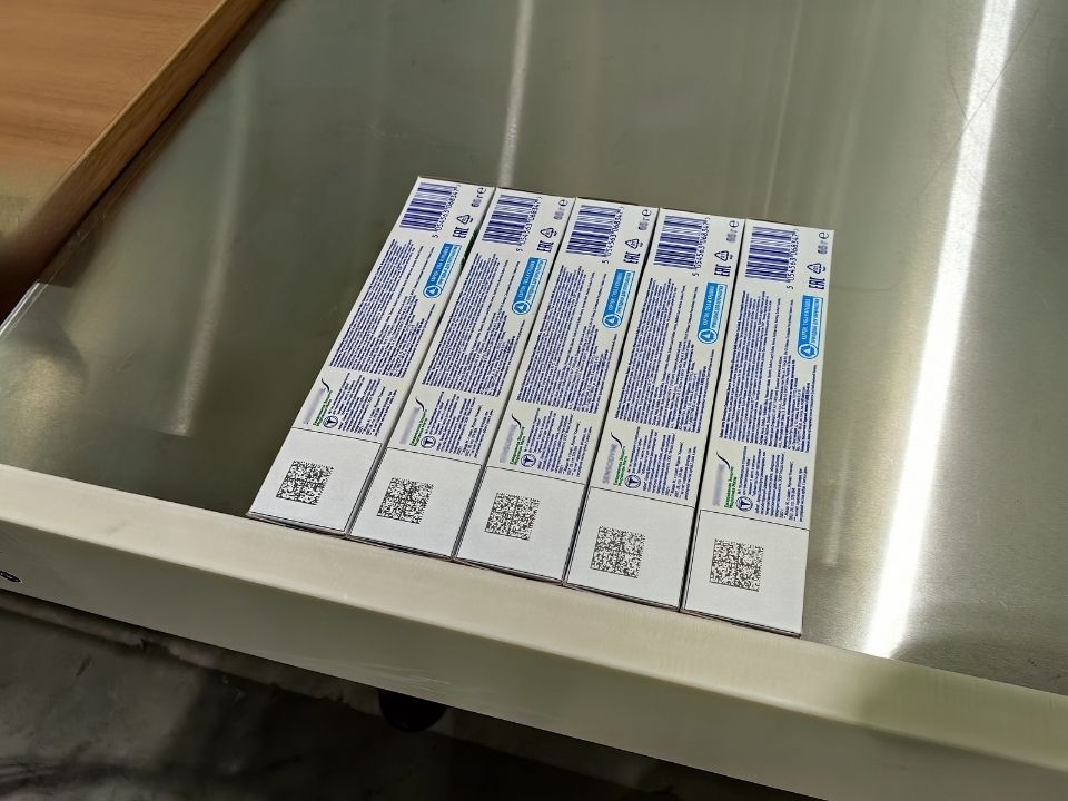 Упаковка товаров с нанесёнными кодами Data Matrix после маркировки на складе Tablogix